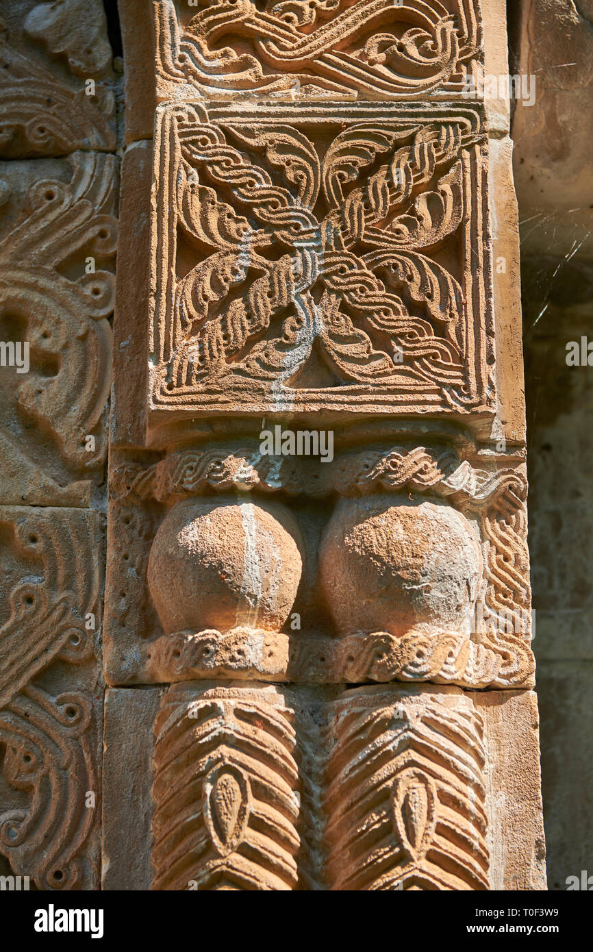 Foto dell'Arcangelo georgiana Chiesa ortodossa in stile georgiano di sfiato esterno sculture in pietra della porta sud, decimo secolo, Krikhi, Georgia Foto Stock