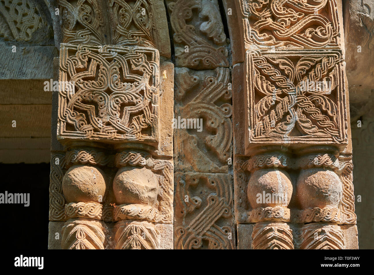 Foto dell'Arcangelo georgiana Chiesa ortodossa in stile georgiano di sfiato esterno sculture in pietra della porta sud, decimo secolo, Krikhi, Georgia Foto Stock