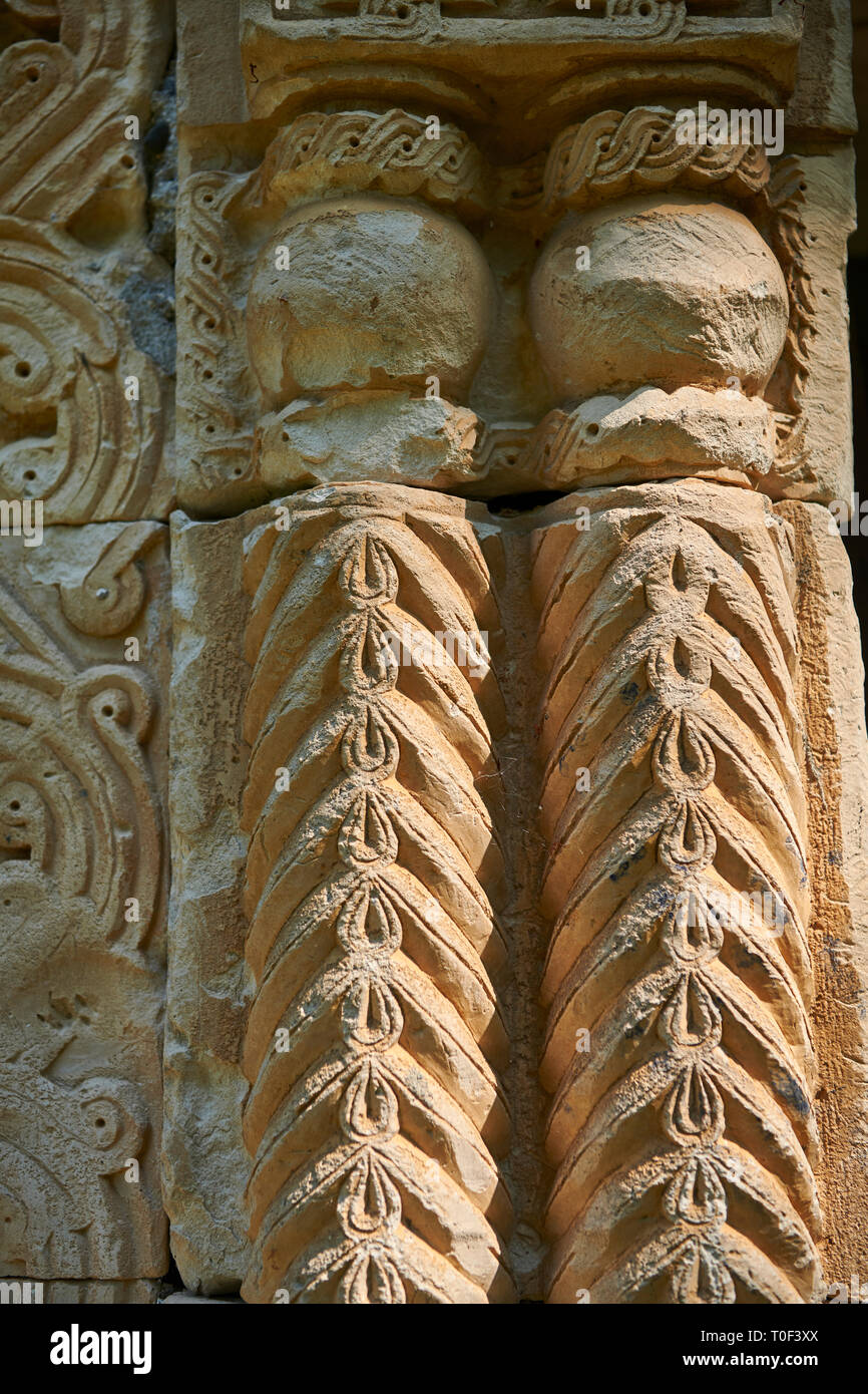 Foto dell'Arcangelo georgiana Chiesa ortodossa in stile georgiano di sfiato esterno sculture in pietra della porta sud, decimo secolo, Krikhi, Georgia Foto Stock