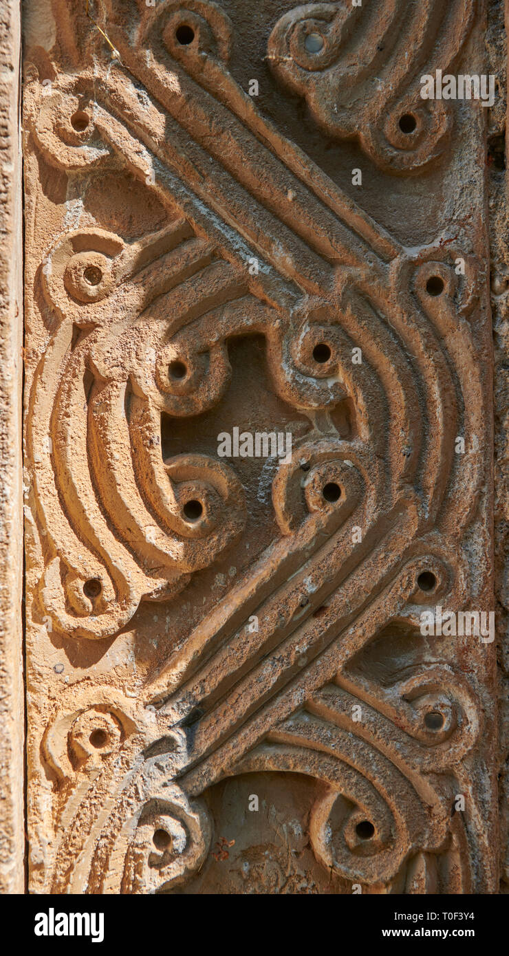 Foto dell'Arcangelo georgiana Chiesa ortodossa in stile georgiano di sfiato esterno sculture in pietra della porta sud, decimo secolo, Krikhi, Georgia Foto Stock