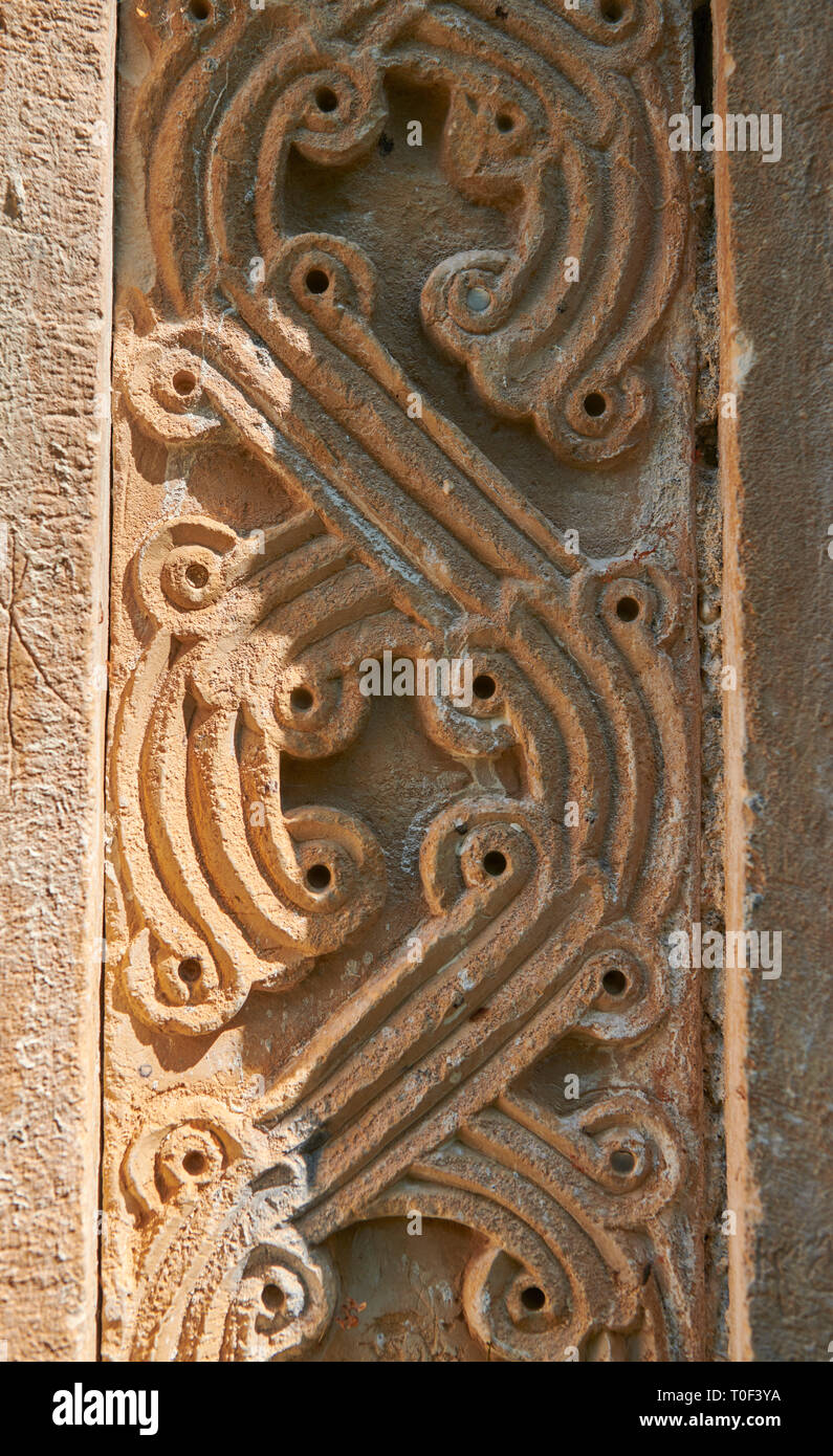 Foto dell'Arcangelo georgiana Chiesa ortodossa in stile georgiano di sfiato esterno sculture in pietra della porta sud, decimo secolo, Krikhi, Georgia Foto Stock