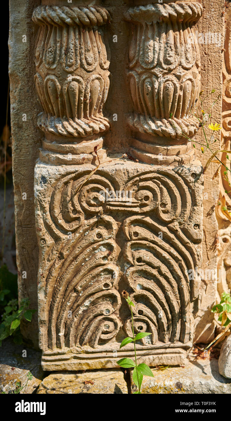 Foto dell'Arcangelo georgiana Chiesa ortodossa in stile georgiano di sfiato esterno sculture in pietra della porta sud, decimo secolo, Krikhi, Georgia Foto Stock