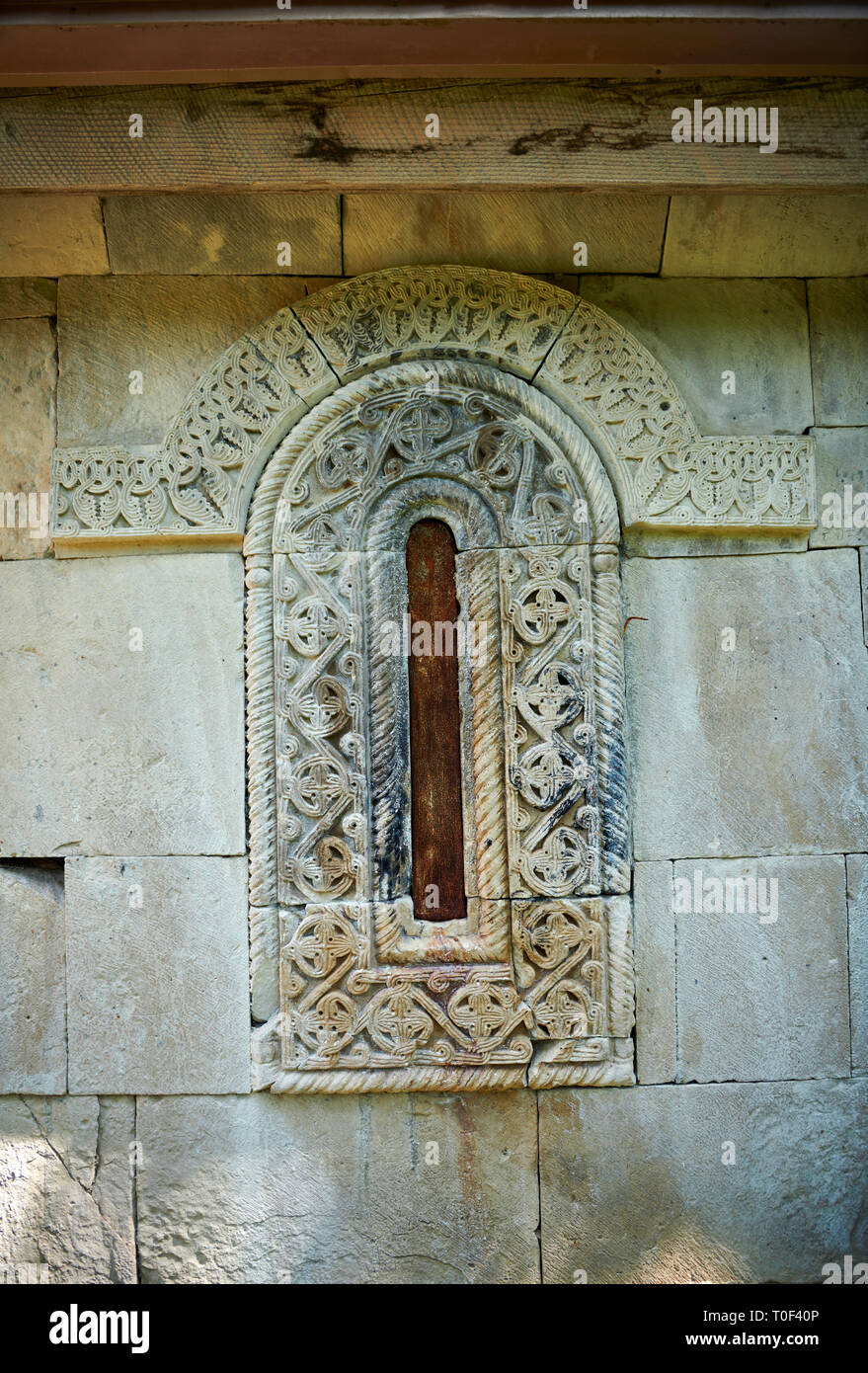 Arcangelo georgiana Chiesa ortodossa in stile georgiano di sfiato esterno sculture in pietra dell'abside, decimo - XI secolo, Superiore Krikhi, Krikhi, Georgia Foto Stock