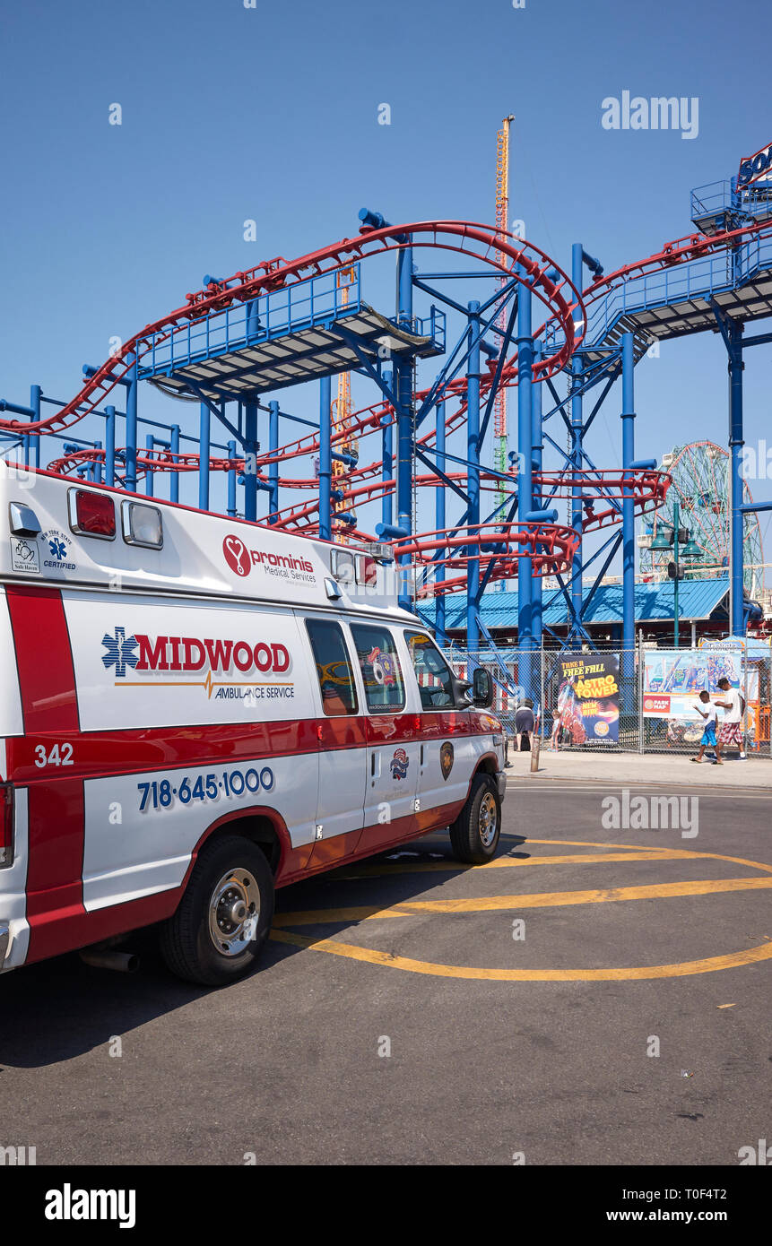 New York, Stati Uniti d'America - Luglio 02, 2018: un'ambulanza parcheggiata di fronte di Coney Island parco divertimenti. Foto Stock