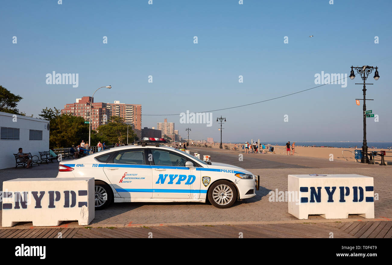 New York, Stati Uniti d'America - Luglio 02, 2018: NYPD veicolo parcheggiato sulla Coney Island Beach Boardwalk al tramonto. Foto Stock