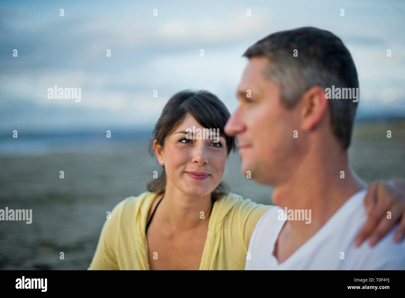 Coppia sposata godetevi romantici giornata in spiaggia. Foto Stock