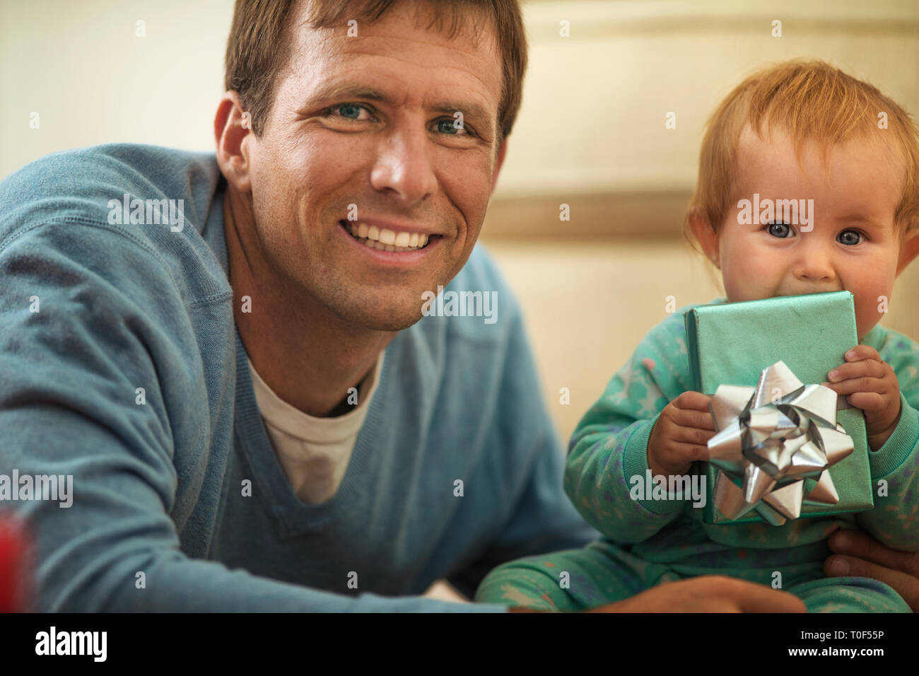 Padre Felice apertura si presenta con la sua bimba. Foto Stock