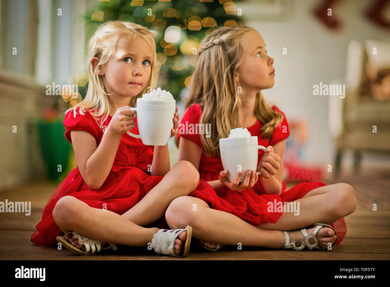 Due giovani ragazze bere cioccolata calda. Foto Stock