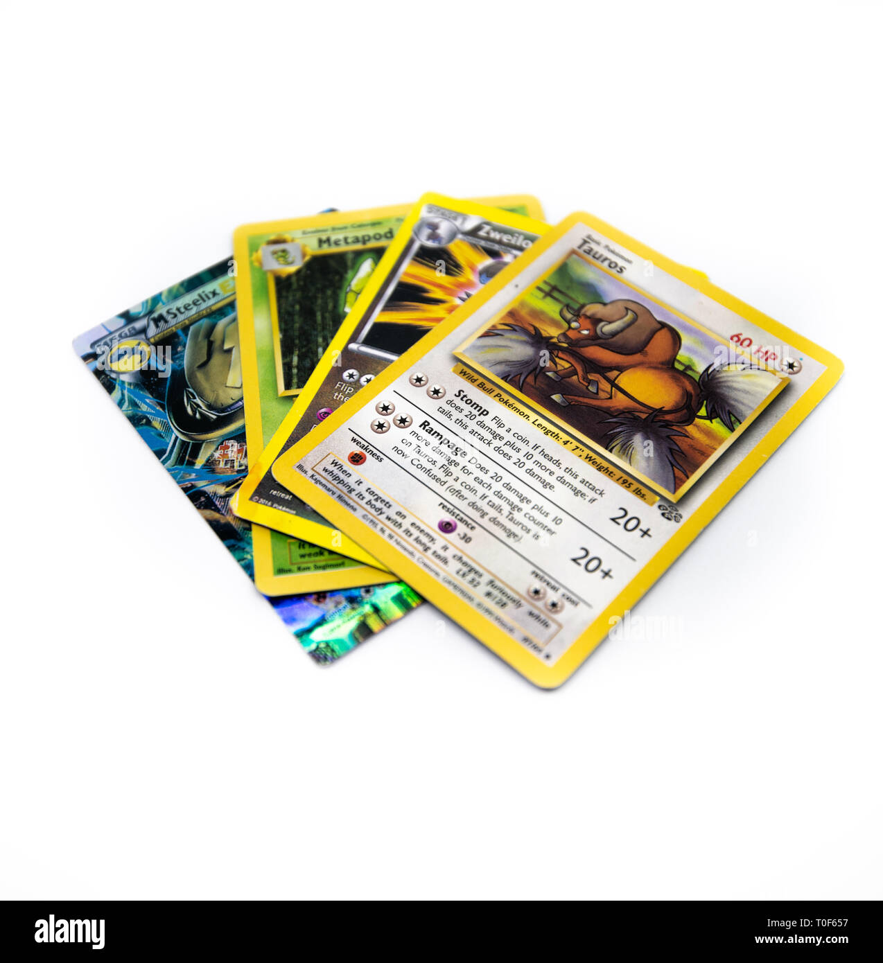 Raccolta di 4 carte Pokemon isolato su uno sfondo bianco Foto