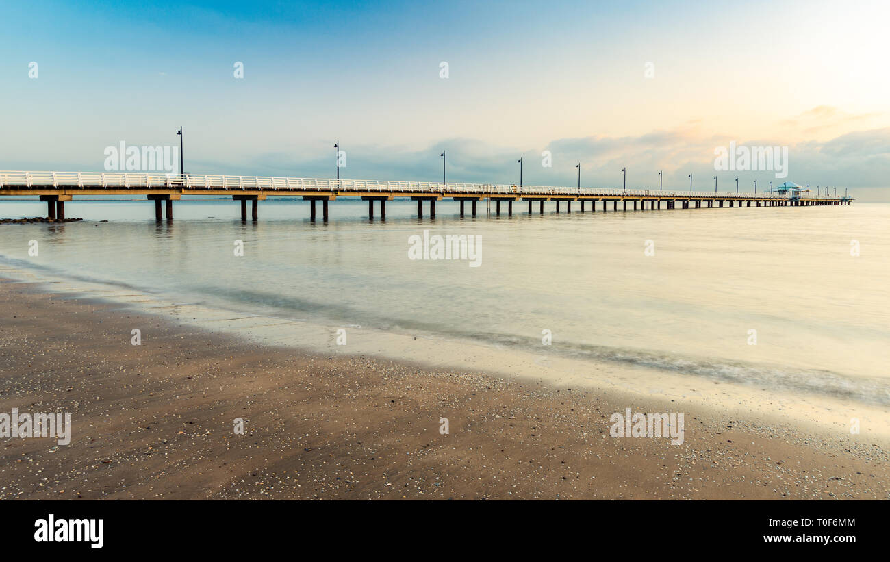 Sunrise over Sandgate Pier nel Queensland in Australia. Situato in Moreton Bay. Foto Stock