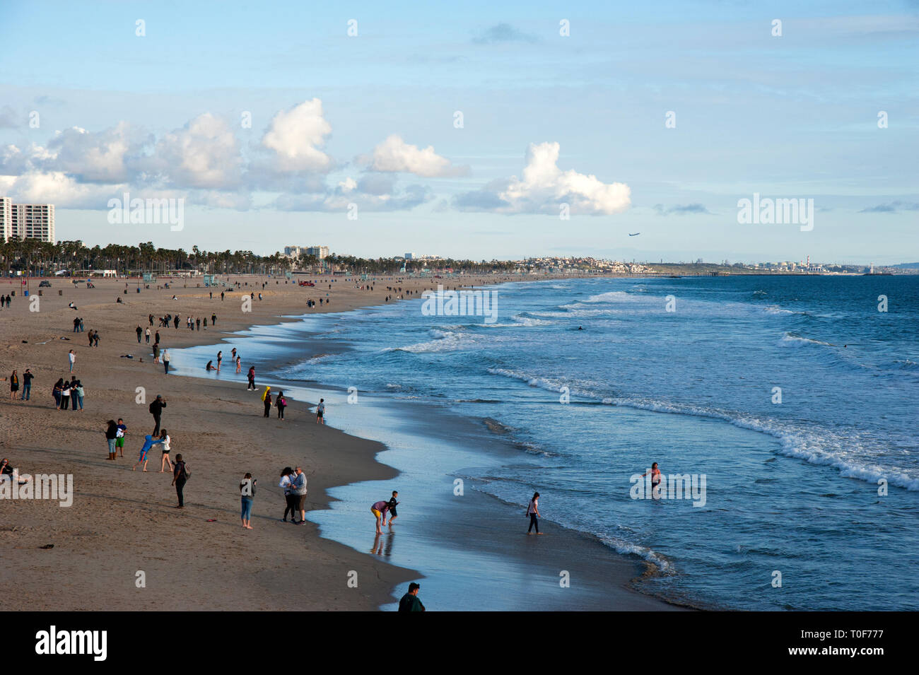 Vista della spiaggia di Santa Monica da Pier guardando a sud verso la spiaggia di Venezia. Foto Stock
