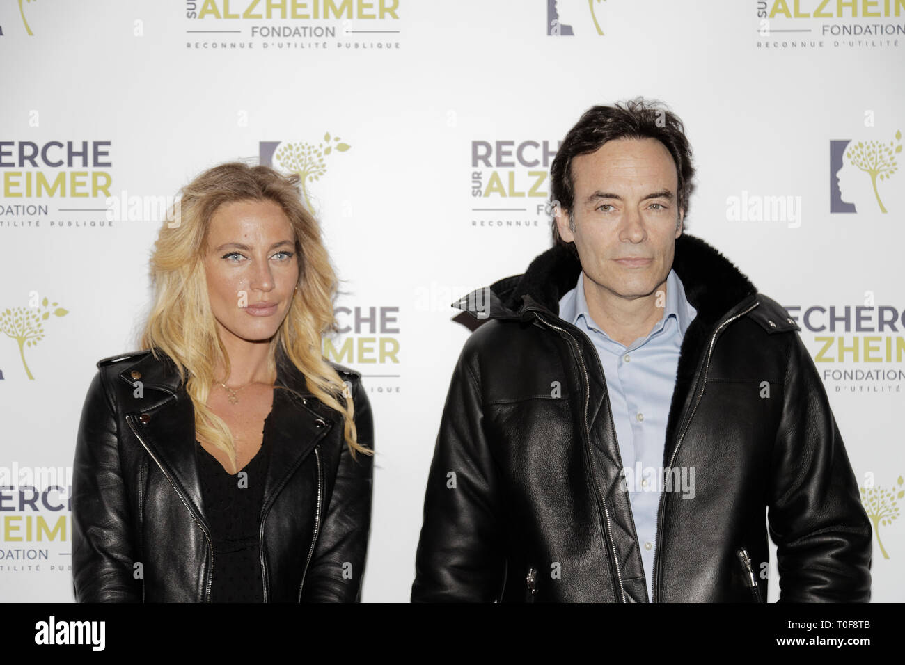 Parigi, Francia. 18 mar 2019. Anthony Delon e sua figlia Paris, Francia. 18 mar 2019. Anthony Delon - XIV Gala 2019 dell'Associazione per l'Alzheimer Research presso l'Olympia di Parigi il 18 marzo 2019, Francia Credito: Véronique PHITOUSSI/Alamy Live News Foto Stock