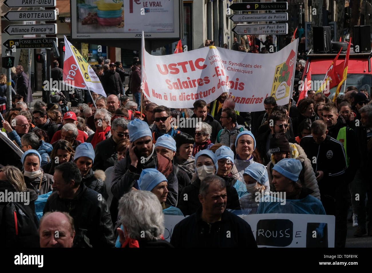 Lione, Francia. 19 mar 2019. Banner con slogan interprofessionale giorno di sciopero. Credito: FRANCK CHAPOLARD/Alamy Live News Foto Stock