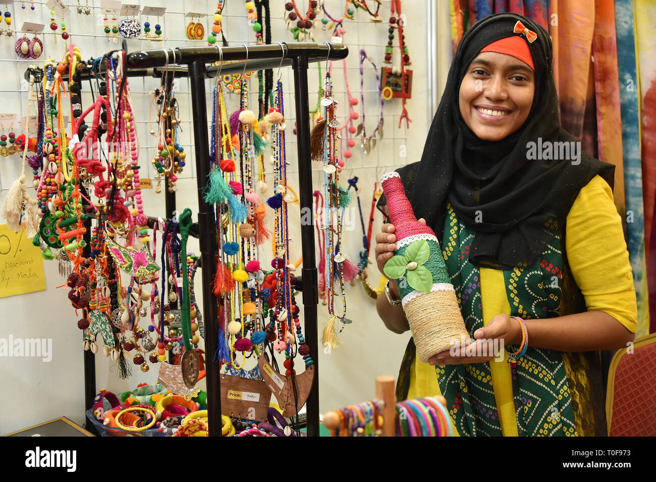 Dacca in Bangladesh. Xix Mar, 2019. Un venditore mostra un prodotto in una fase di stallo durante il Bangladesh la nazionale di piccole e medie imprese (PMI) Fair-2019 di Dacca, capitale del Bangladesh, Marzo 19, 2019. Fiera volti a promuovere i prodotti delle PMI e introduzione di merci a favore delle PMI per la crescita del business, degli scambi e del commercio. La fiera sarà aperta fino al 22 marzo. Credito: Stringer/Xinhua/Alamy Live News Foto Stock
