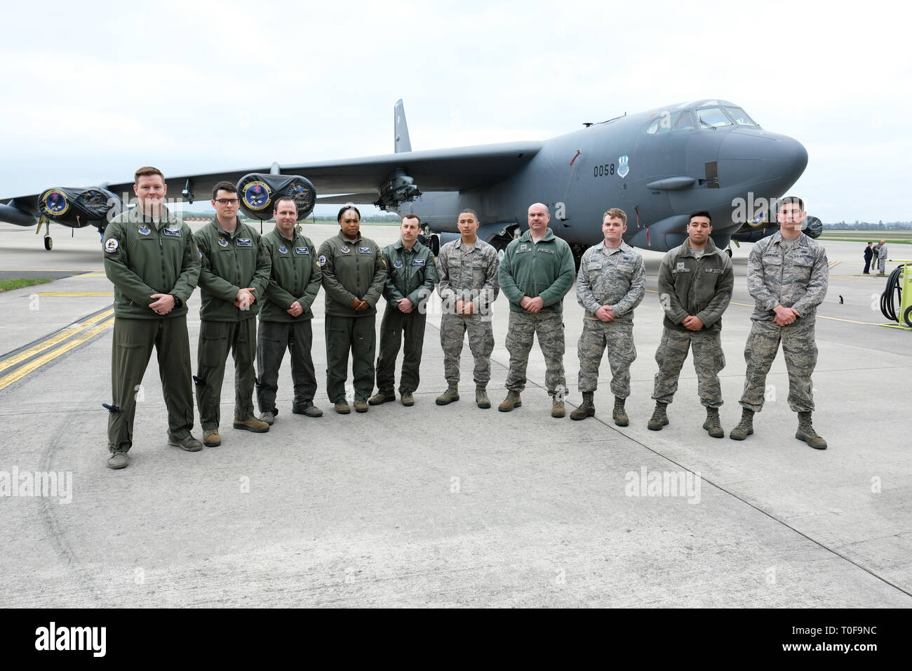 RAF Fairford, Gloucestershire, Regno Unito. 19 marzo 2019. L'equipaggio di volo dell'USAF 2° stand dell'ala Bomba di fronte a un bombardiere stratotfortilizio B-52H come RAF Fairford accoglie un Bomber Task Force schieramento di sei Boeing B-52H Stratoturforty Aircraft a RAF Fairford dalla 2° ala Bomba in Louisiana, USA - il più grande dispiegamento di B-52 nel Regno Unito dall'operazione irachena Freedom nel 2003. L'aereo effettuerà sorti di addestramento sul Baltico, l'Europa centrale e il Mediterraneo orientale. Credit: Steven May/Alamy Live News Foto Stock