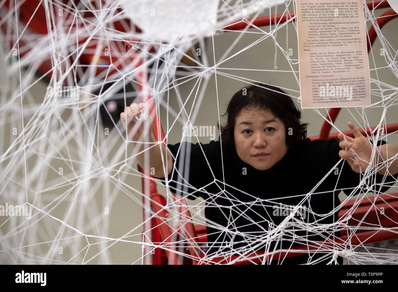 Berlino, Germania. Xix Mar, 2019. Chiharu Shiota, artista sta lavorando su una grande installazione nel foyer del Gropius edificio. Dal 22 marzo al 16 giugno 2019, Gropius Bau invita i visitatori della mostra "e Berlino avrà sempre bisogno di voi' per esplorare il significato del lavoro manuale dei processi e il concetto di artigianato in berlinese di arte contemporanea. Credito: Ralf Hirschberger/dpa/Alamy Live News Foto Stock