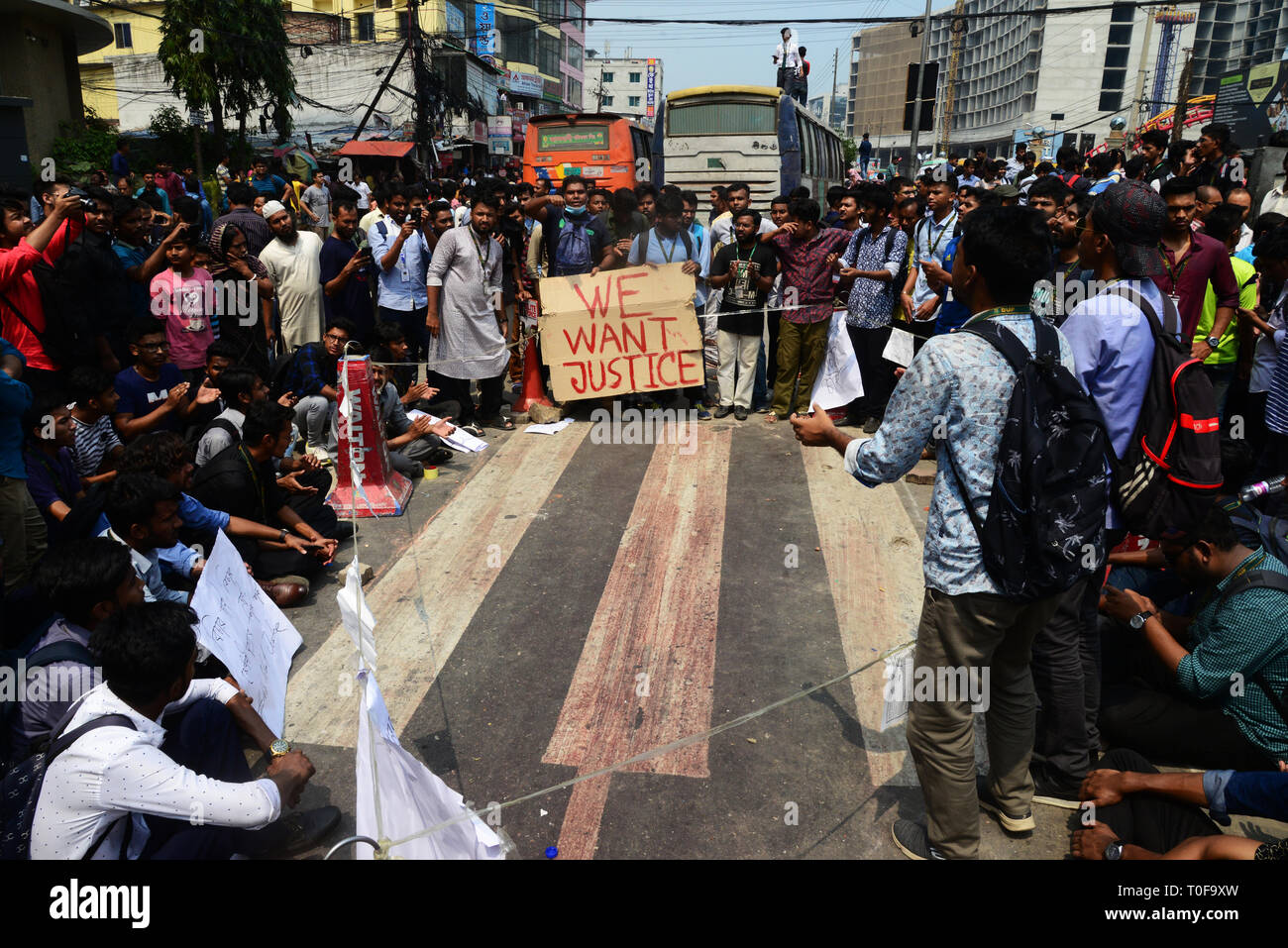 Dacca in Bangladesh. 19 mar 2019. Gli studenti del Bangladesh blocco strada durante una protesta studentesca dopo la morte del Bangladesh università di professionisti Abrar studente Ahmed Chowdhury in un incidente stradale nella parte anteriore del futuro Jamuna Park a Dhaka, nel Bangladesh. Il 19 marzo 2019 Credit: Mamunur Rashid/Alamy Live News Foto Stock