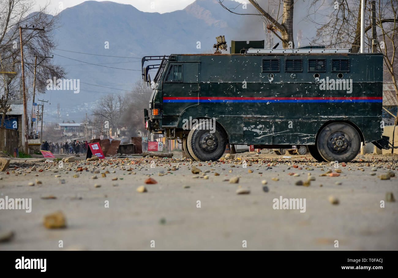 Pulwama, Kashmir. Xix Mar, 2019. Indian veicolo armato visto sul clash tenere via durante gli scontri di Awantipora.intensi scontri scoppiati in Awantipora area del Kashmir sud del distretto di Pulwama in mezzo a un arresto spontaneo a seguito della pena di morte in una scuola locale insegnante Rizwan Pandit. Pandit, che è stato arrestato dalla polizia in una militanza-caso correlato, è morto in custodia della polizia alla FFS Cargo camp in Srinagar la notte scorsa, la polizia ha detto. Credito: Idrees Abbas SOPA/images/ZUMA filo/Alamy Live News Foto Stock