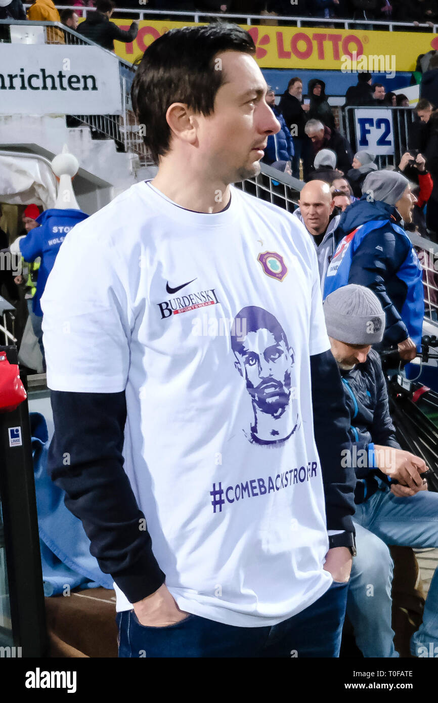 Kiel, Germania. Xv Mar, 2019. Calcio: Seconda Bundesliga, Holstein Kiel - Erzgebirge Aue, XXVI GIORNATA. Aue allenatore Daniel Meyer indossa una maglietta con la somiglianza dei feriti FC player Malcolm Cacutalua. Credito: Frank Molter/dpa/Alamy Live News Foto Stock