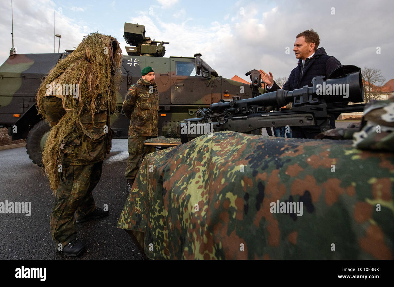 Frankenberg, Germania. Xix Mar, 2019. Michael Kretschmer (r, CDU), il primo ministro del Land di Sassonia, parla di Bundeswehr cecchini durante una visita a Panzergrenadierbrigade 37. Kretschmer ha visitato l'unità per scoprire le sue prestazioni e per parlare ai soldati. Credito: Robert Michael/dpa-Zentralbild/dpa/Alamy Live News Foto Stock