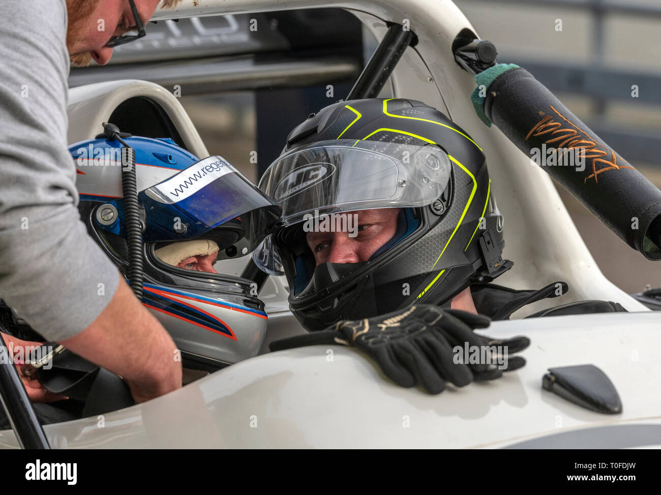 Goodwood, West Sussex, Regno Unito. 19 mar 2019. I veterani e le loro famiglie goduto di giri a velocità intorno alla sede storica per entrambi a due e a quattro ruote motorsport Goodwood Circuito motorino di strega è stato ufficialmente aperto nel settembre 1948. Credito: Clifford Norton/Alamy Live News Foto Stock