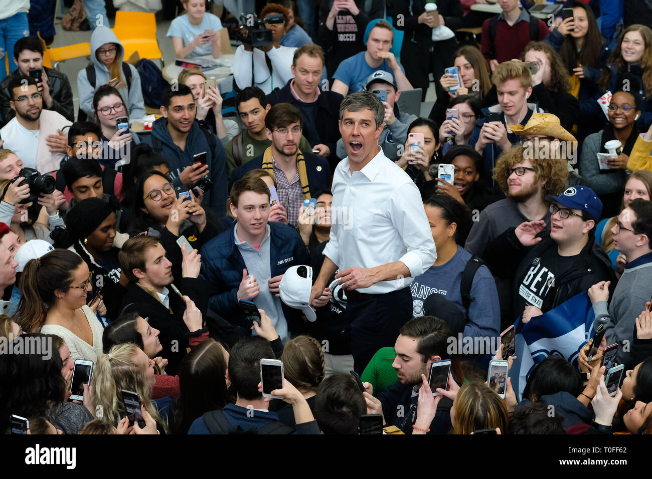 State College, Pennsylvania, USA. Xix Mar, 2019. Il candidato presidenziale BETO O'Rourke saluta gli studenti a campagna stop alla Penn State University in State College. O'Rourke si fermò in mezzo a un gruppo di Penn State gli studenti mentre conduce una "Siamo Penn State' canto nella student union, dove l'ex membro del congresso visualizzato l energia che ha spinto in lui la presidenziale democratico primario. Credito: Preston Ehrler/ZUMA filo/Alamy Live News Foto Stock