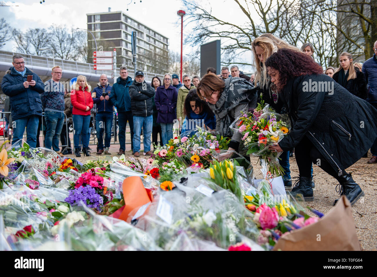 Si vedono persone lasciando fiori presso il memoriale. Il giorno dopo le tre persone sono state uccise e cinque feriti durante una sparatoria su un tram nella città olandese di Utrecht, centinaia di persone sono state mettendo i fiori e lettere di consolazione durante tutta la giornata, al Oktoberplein il luogo dove dalla fermata del tram e un uomo ha cominciato a sparare. Foto Stock