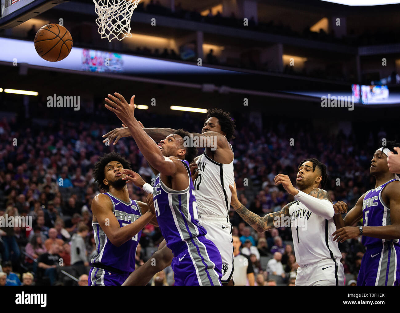 Sacramento, CA, Stati Uniti d'America. Xix Mar, 2019. Sacramento Kings guard Buddy protezione (24) e i Sacramento Kings avanti Marvin Bagley III (35) battaglie Brooklyn Nets avanti ed Davis (17) di rimbalzo durante una partita a Golden 1 Centro il Martedì, Marzo 19, 2019 a Sacramento. Credito: Paolo Kitagaki Jr./ZUMA filo/Alamy Live News Foto Stock