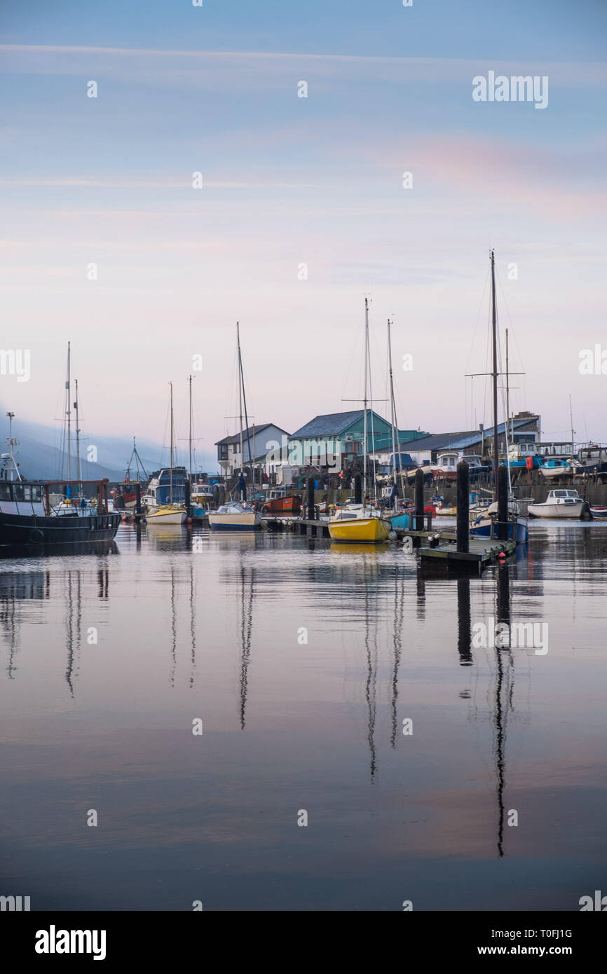Aberystwyth, UK. 20 Mar, 2019. Regno Unito: Meteo A misty e calma primaverile o equinozio di primavera mattina in Aberystwyth, come il giorno rompe su barche ormeggiate nel porto. Oggi è il primo giorno di primavera astronomica, dove la notte e giorno sono di uguale lunghezza. Photo credit: keith morris/Alamy Live News Foto Stock