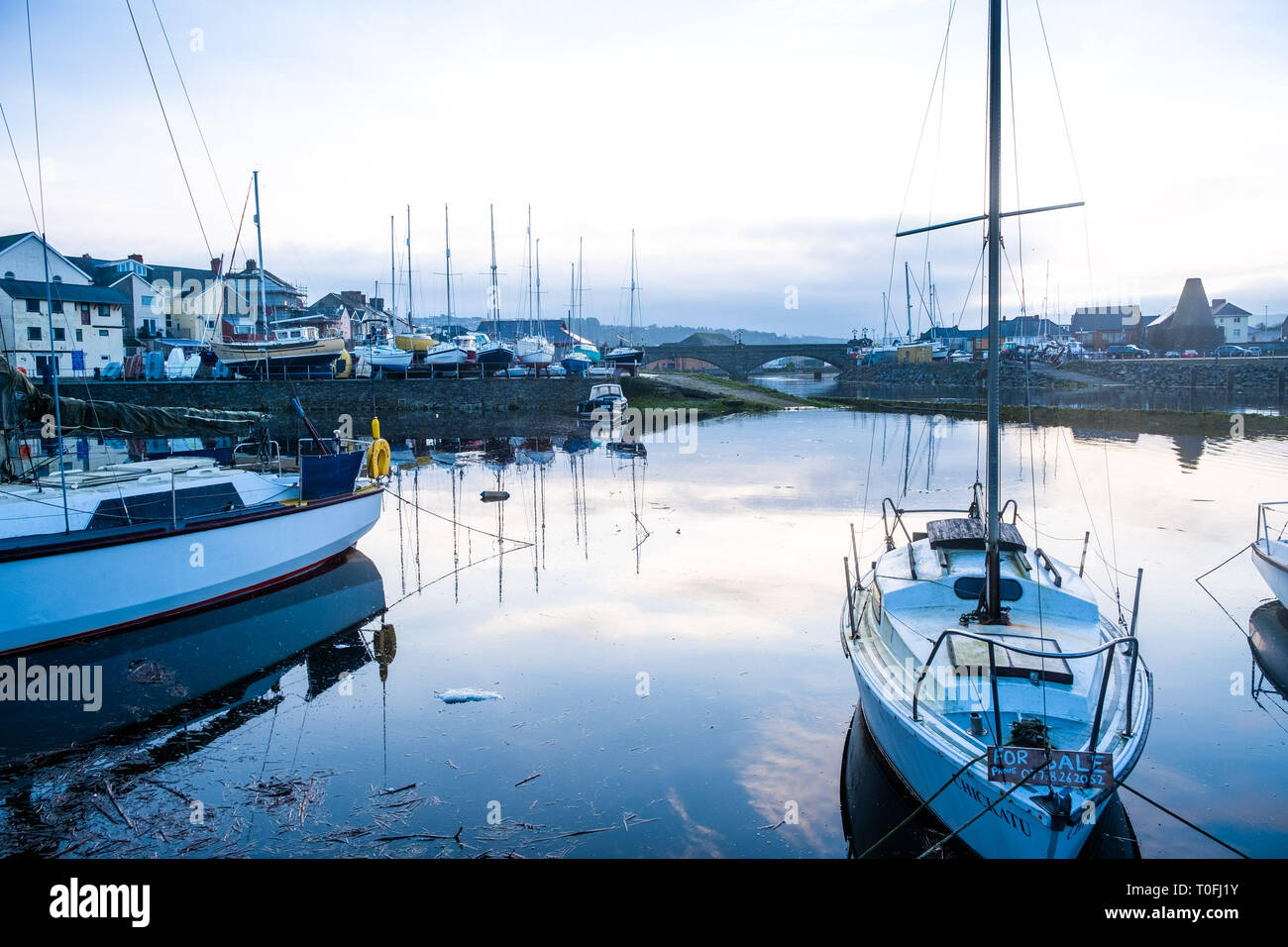 Aberystwyth, UK. 20 Mar, 2019. Regno Unito: Meteo A misty e calma primaverile o equinozio di primavera mattina in Aberystwyth, come il giorno rompe su barche ormeggiate nel porto. Oggi è il primo giorno di primavera astronomica, dove la notte e giorno sono di uguale lunghezza. Photo credit: keith morris/Alamy Live News Foto Stock