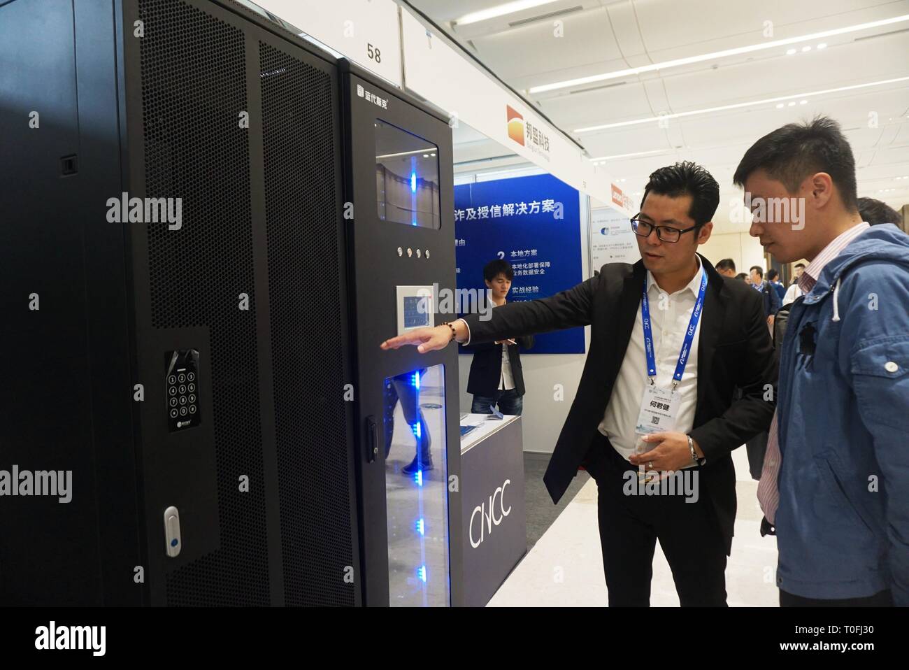 (190320) -- Pechino, 20 marzo 2019 (Xinhua) -- un membro del personale introduce una smart data center ai visitatori durante la China National Computer Congress 2018 in Hangzhou, est della Cina di Provincia dello Zhejiang, 25 ottobre 2018. La Cina del mercato del lavoro è rimasta stabile nel 2018 pur dimostrando le nuove caratteristiche, secondo una nuova relazione. Crescente 3.9 per cento anno su anno, il salario mensile medio in Cina ha colpito 8,096 yuan (circa 1,027 dollari) nel quarto trimestre dello scorso anno, in base ad una relazione su La Cina del mercato del lavoro di intelligence in avanti, un istituto di ricerca di mercato. Nel frattempo, i lavori con sa Foto Stock