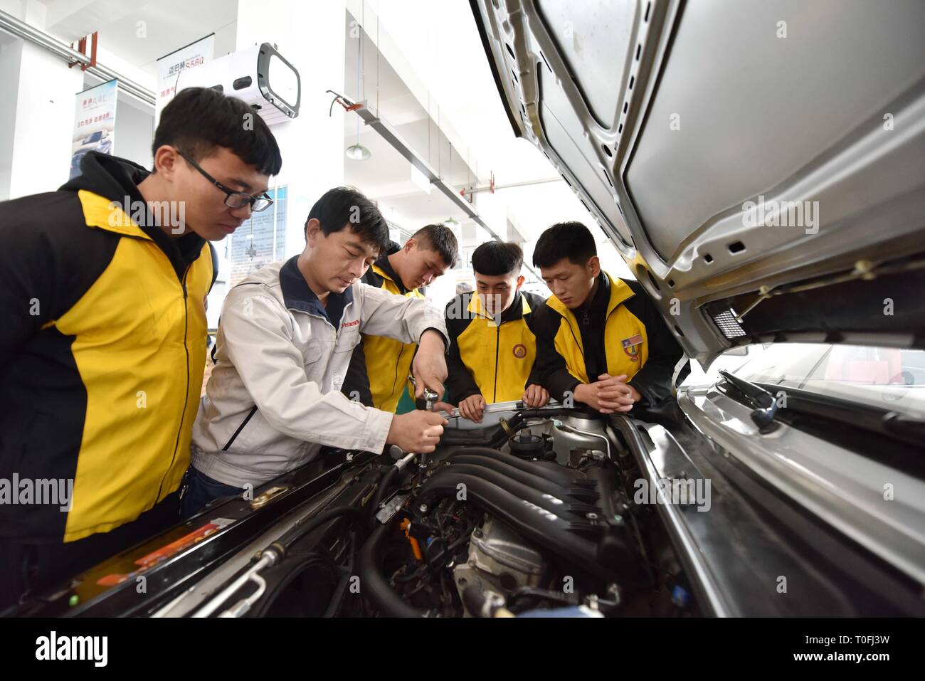 (190320) -- Pechino, 20 marzo 2019 (Xinhua) -- Gli studenti imparano la riparazione auto sotto la guida di un insegnante presso la Dingzhou istruzione professionale centro in Shijiazhuang, a nord della Cina di nella provincia di Hebei, Dicembre 5, 2018. La Cina del mercato del lavoro è rimasta stabile nel 2018 pur dimostrando le nuove caratteristiche, secondo una nuova relazione. Crescente 3.9 per cento anno su anno, il salario mensile medio in Cina ha colpito 8,096 yuan (circa 1,027 dollari) nel quarto trimestre dello scorso anno, in base ad una relazione su La Cina del mercato del lavoro di intelligence in avanti, un istituto di ricerca di mercato. Nel frattempo, i lavori con sa Foto Stock