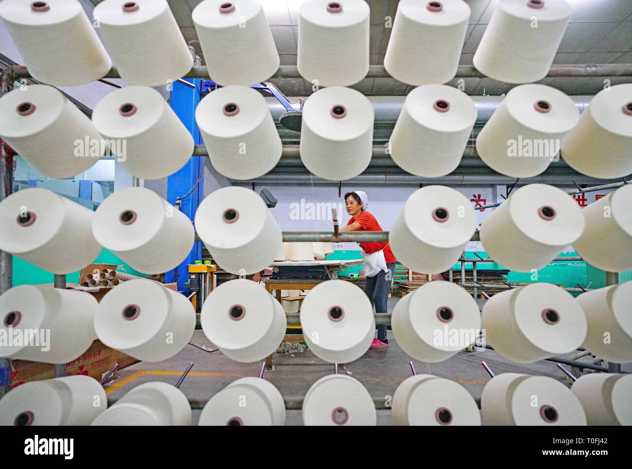(190320) -- Pechino, 20 marzo 2019 (Xinhua) -- Un lavoratore è visto in una fabbrica di filatura in Luannan County, a nord della Cina di nella provincia di Hebei, Sett. 12, 2018. La Cina del mercato del lavoro è rimasta stabile nel 2018 pur dimostrando le nuove caratteristiche, secondo una nuova relazione. Crescente 3.9 per cento anno su anno, il salario mensile medio in Cina ha colpito 8,096 yuan (circa 1,027 dollari) nel quarto trimestre dello scorso anno, in base ad una relazione su La Cina del mercato del lavoro di intelligence in avanti, un istituto di ricerca di mercato. Nel frattempo, i posti di lavoro con retribuzioni al di sopra di 8.000 yuan ha visto una rapida espansione nel periodo a Foto Stock