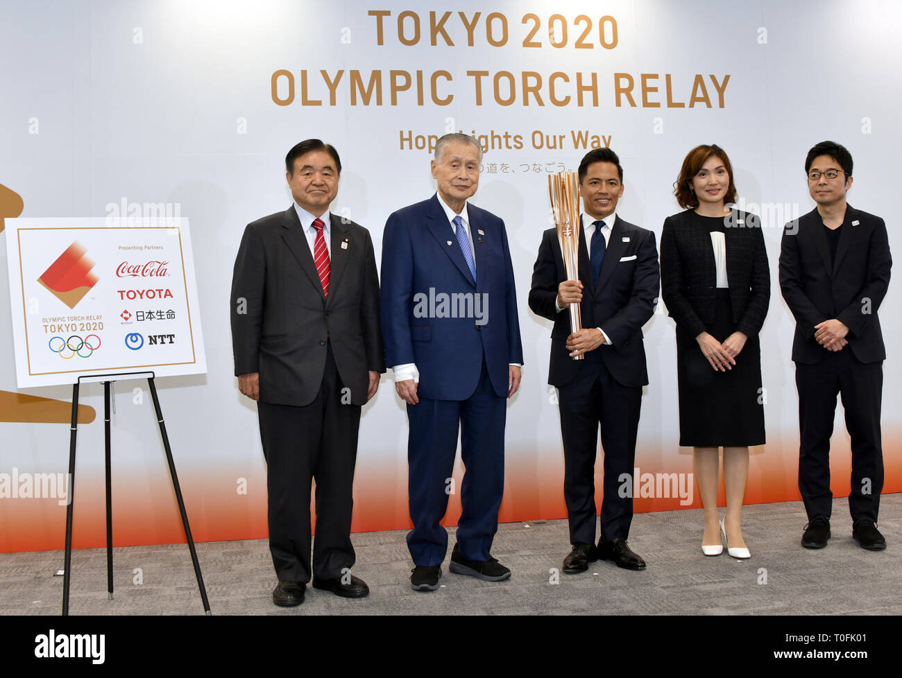 Tokyo, Giappone. 20 Mar, 2019. Il Comitato organizzatore per il 2020 Tokyo Olimpiadi e Paraolimpiadi invernali svela il design della torcia Olimpica a Tokyo il mercoledì 20 marzo, 2019. La torcia, recanti il motivo di un fiore di ciliegio, laccati. fiore nazionale, sarà utilizzato durante il Tokyo 2020 torcia Olimpica. (Foto di Natsuki Sakai/AFLO) AYF -mis- Credito: Aflo Co. Ltd./Alamy Live News Foto Stock