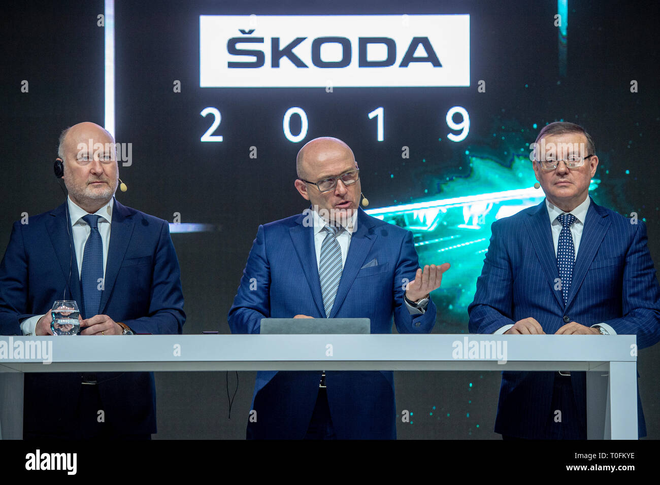 Auto maker Skoda auto ha investito più di EUR500m (alcuni Kc12.8bn) nei suoi impianti CECA nel 2018, e si investirà EUR2bn (alcuni Kc51.2bn) in electromobility e nuove soluzioni di mobilità nei prossimi quattro anni la società ha detto a sua annuale conferenza stampa di oggi, mercoledì 20 marzo, 2019. L'azienda i risultati aziendali sono stati colpiti da grandi investimenti in nuove tecnologie - electromobility e digitalizzazione, maggiori costi di personale e di sfavorevoli dei tassi di cambio, consiglio di amministrazione Presidente Bernhard Maier (centro) detto. Altri motivi incluso un nuovo standard di emissione WLTP, e geopolitica, principalmente la US-semiscafi Foto Stock