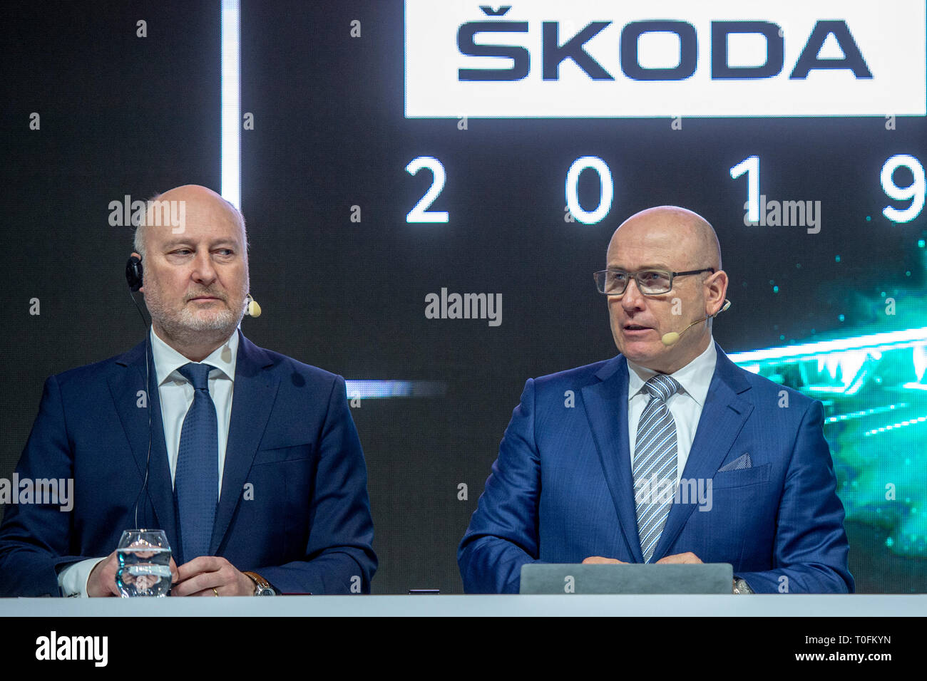 Auto maker Skoda auto ha investito più di EUR500m (alcuni Kc12.8bn) nei suoi impianti CECA nel 2018, e si investirà EUR2bn (alcuni Kc51.2bn) in electromobility e nuove soluzioni di mobilità nei prossimi quattro anni la società ha detto a sua annuale conferenza stampa di oggi, mercoledì 20 marzo, 2019. L'azienda i risultati aziendali sono stati colpiti da grandi investimenti in nuove tecnologie - electromobility e digitalizzazione, maggiori costi di personale e di sfavorevoli dei tassi di cambio, consiglio di amministrazione Presidente Bernhard Maier (destra) detto. Altri motivi incluso un nuovo standard di emissione WLTP, e geopolitica, principalmente gli Stati Uniti-cinese Foto Stock