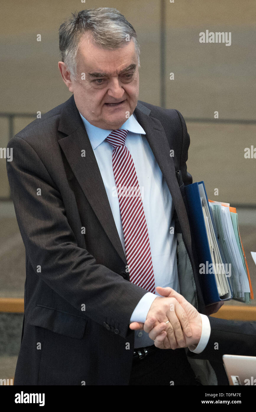 Il 20 marzo 2019, della Renania settentrionale-Vestfalia, Düsseldorf: Herbert Reul (CDU), il ministro degli Interni del Land Renania settentrionale-Vestfalia, giunge alla sessione plenaria. In un ora corrente il Parlamento statale le trattative con le aziende statali di strade. NRW e un dibattito sulla penuria di insegnanti. Foto: Federico Gambarini/dpa Foto Stock