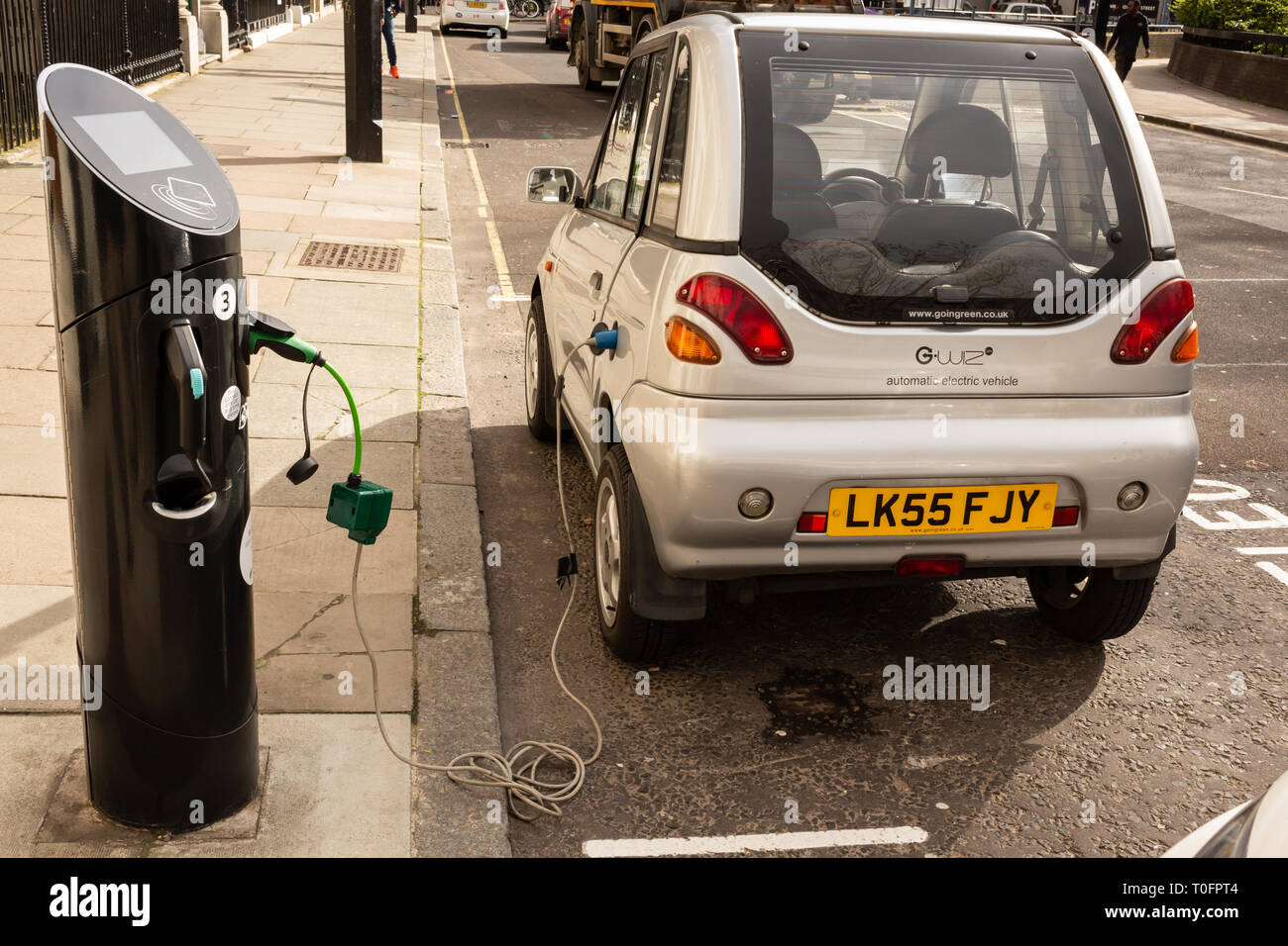 Il veicolo elettrico essendo caricato in strada pubblica, Cavendish Square, Londra Foto Stock