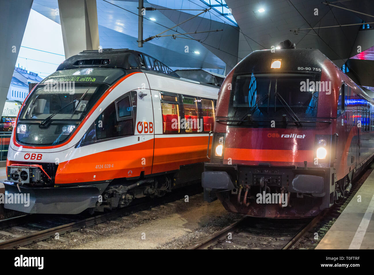 ÖBB talento vagone ferroviario accanto al treno per l'aeroporto railjet a Vienna stazione centrale Hauptbanhauf, Austria. Foto Stock