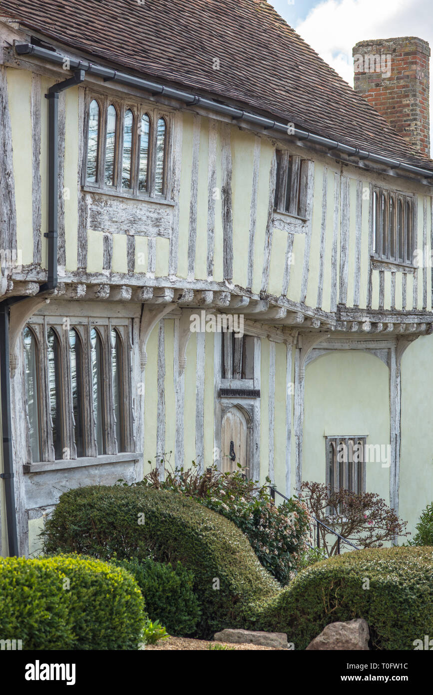 Tudor semi-case con travi di legno nel villaggio di Lavenham, Suffolk, Inghilterra, Regno Unito, Europa. Foto Stock