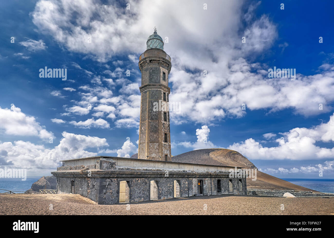 Vecchio faro di Ponta dos Capelinhos (l'isola di Faial, Azzorre) - immagine HDR Foto Stock