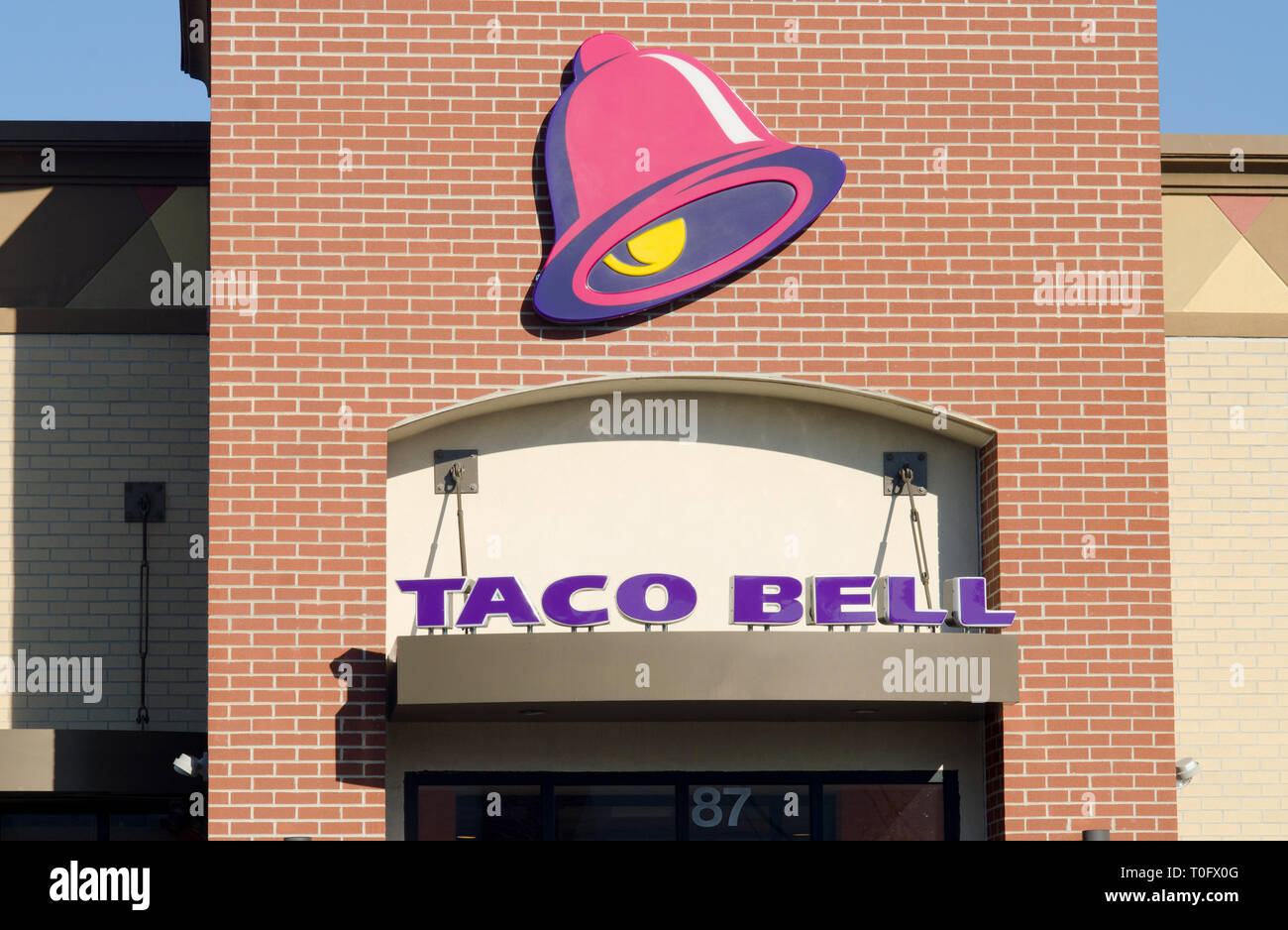 Esterno Taco Bell una catena di fast food edificio con logo Segno a New Bedford, nel Massachusetts, STATI UNITI D'AMERICA su sunshine blue sky giorno Foto Stock