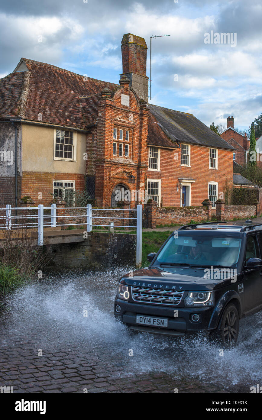 Casella di fiume Ford nella parte anteriore del quindicesimo secolo Ye Olde Fiume Casa dal 1490, nel villaggio di Kersey, Suffolk, East Anglia, Inghilterra, Regno Unito. Foto Stock