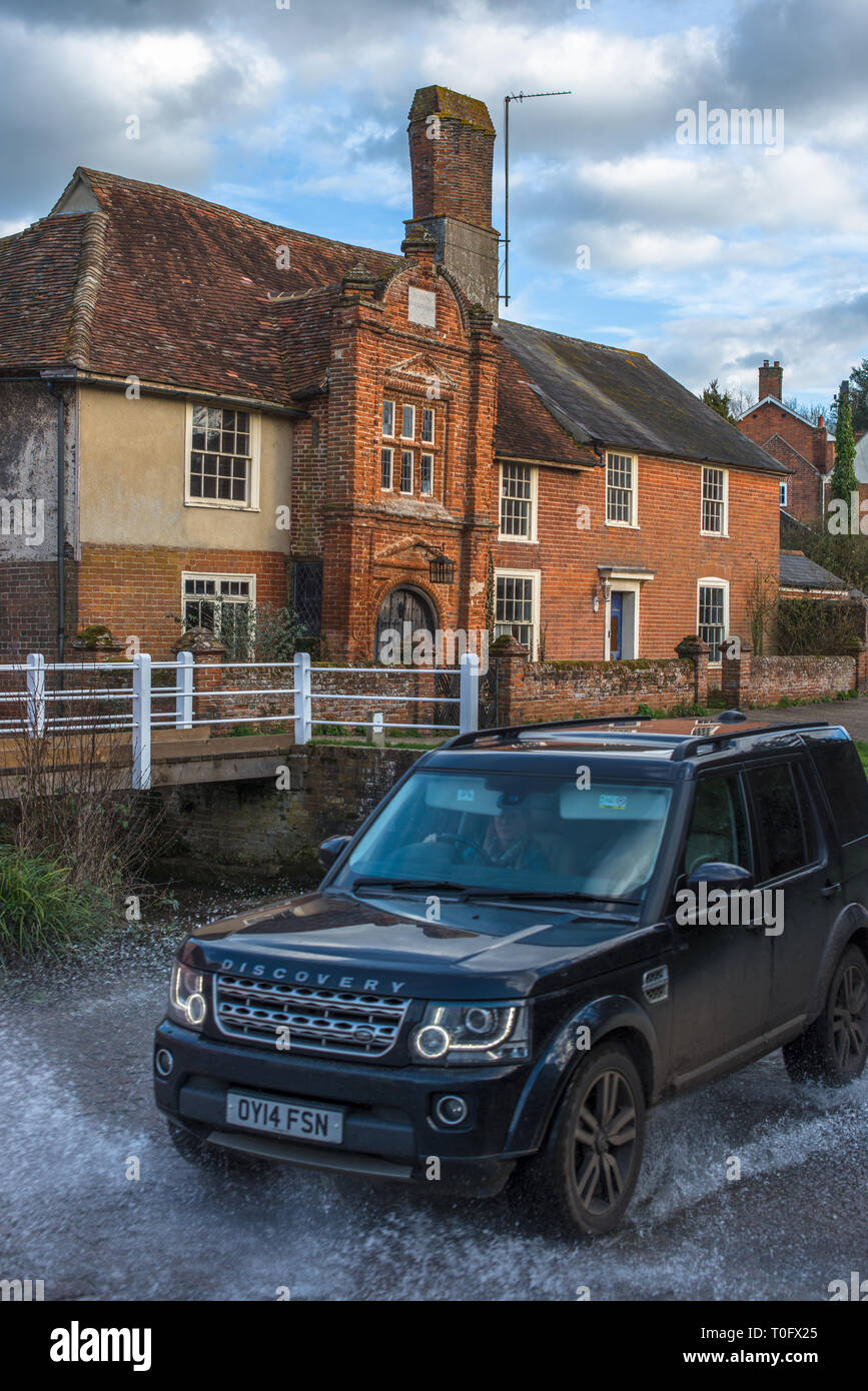 Casella di fiume Ford nella parte anteriore del quindicesimo secolo Ye Olde Fiume Casa dal 1490, nel villaggio di Kersey, Suffolk, East Anglia, Inghilterra, Regno Unito. Foto Stock