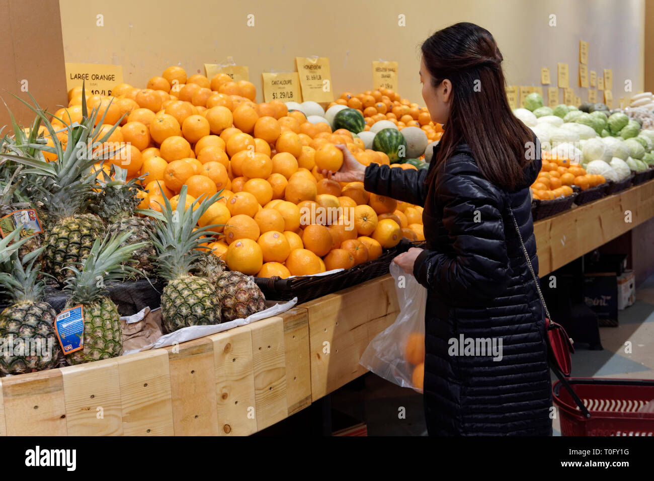 Canadese cinese donna shopping per frutta e verdura in un mercato di Richmond, British Columbia, Canada Foto Stock