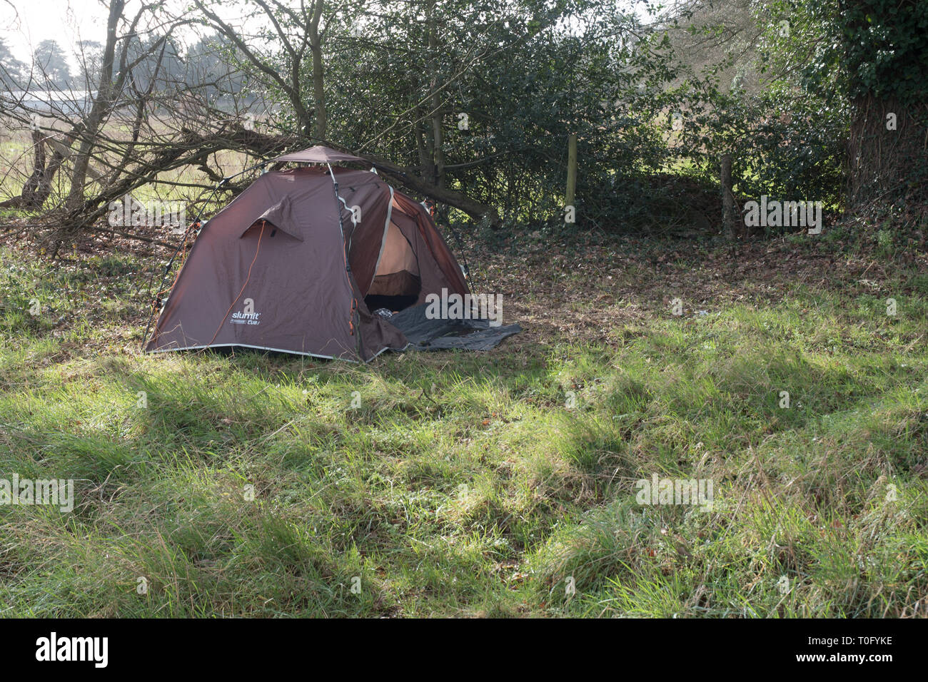 Una tenda abbandonata in Iver Heath. Foto Stock