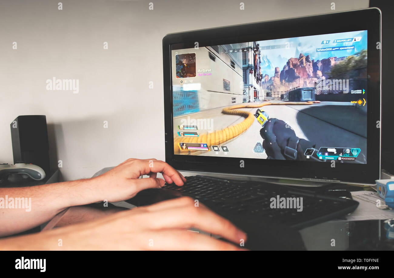 Esporte gamer giocare Apex leggende sui videogame per PC Foto Stock