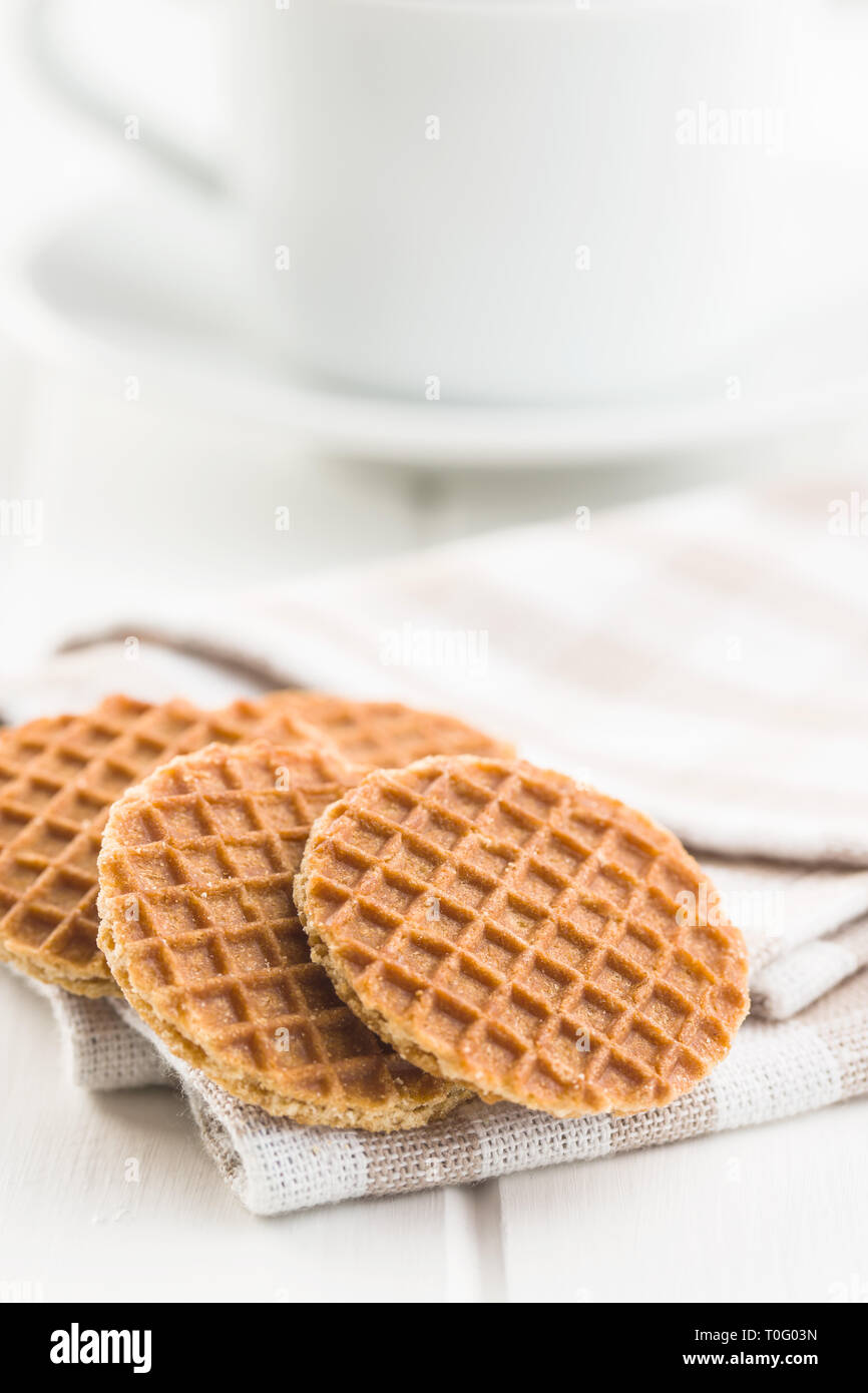 Dolce waffle biscotti sul tovagliolo a scacchi. Foto Stock