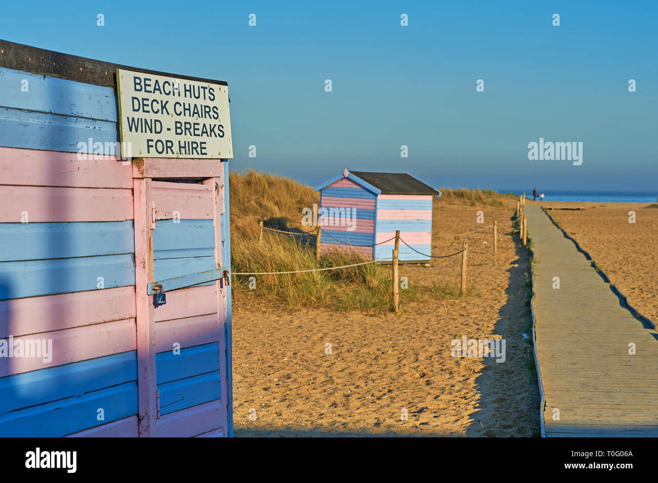 Spiaggia tradizionali capanne sulla ghiaia a Great Yarmouth Foto Stock