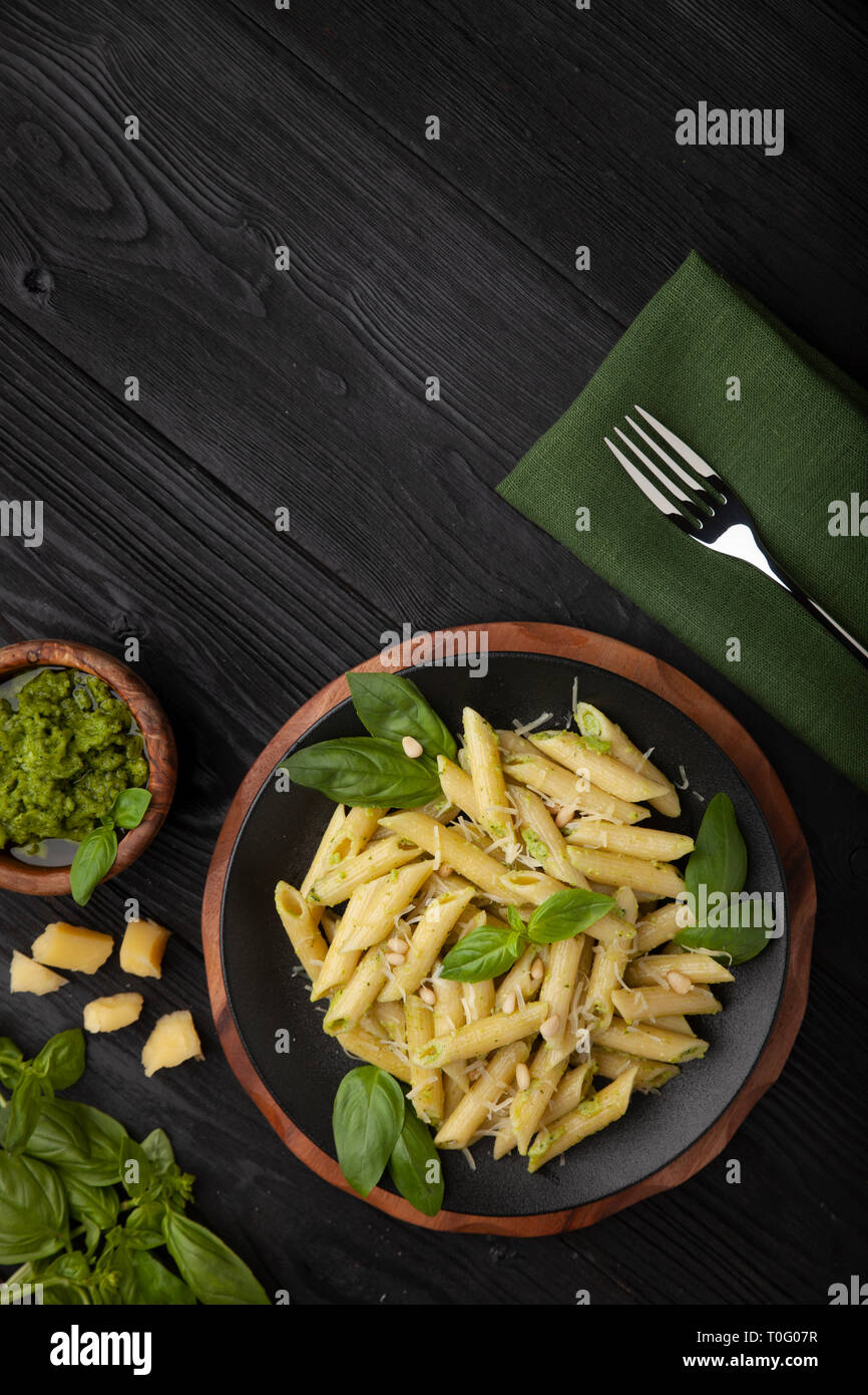 Pasta al pesto su nero Foto Stock